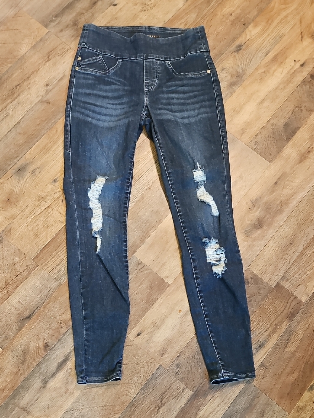 👖Rock & Republic Distressed Dark Blue Skinny Jeans